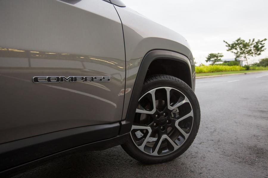 Детали экстерьера Jeep Compass Limited 4x4 2017 года  (LA) (фото 4 из 18)